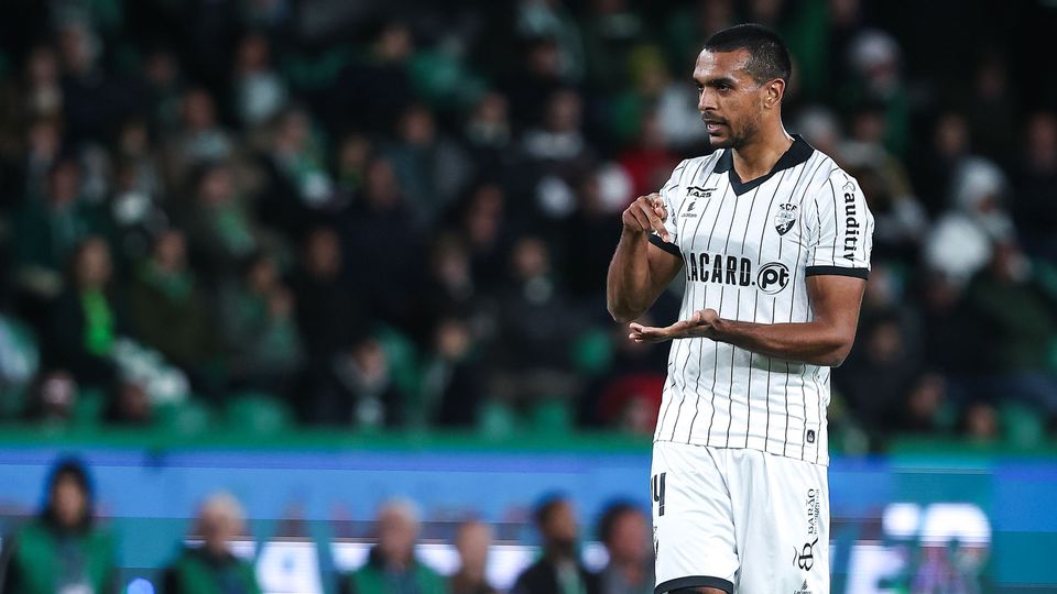 Lucas Áfrico, camisola 44, marcou de cabeça o golo do Farense na derrota em Alvalade, por 1-3
