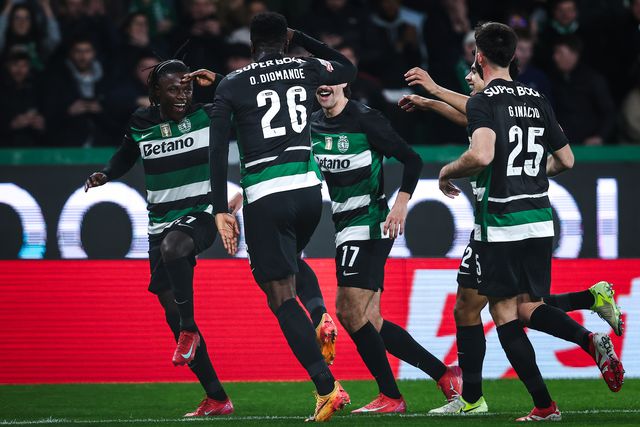 Diomande festeja com Quenda e outros companheiros o golo apontado ao Farense