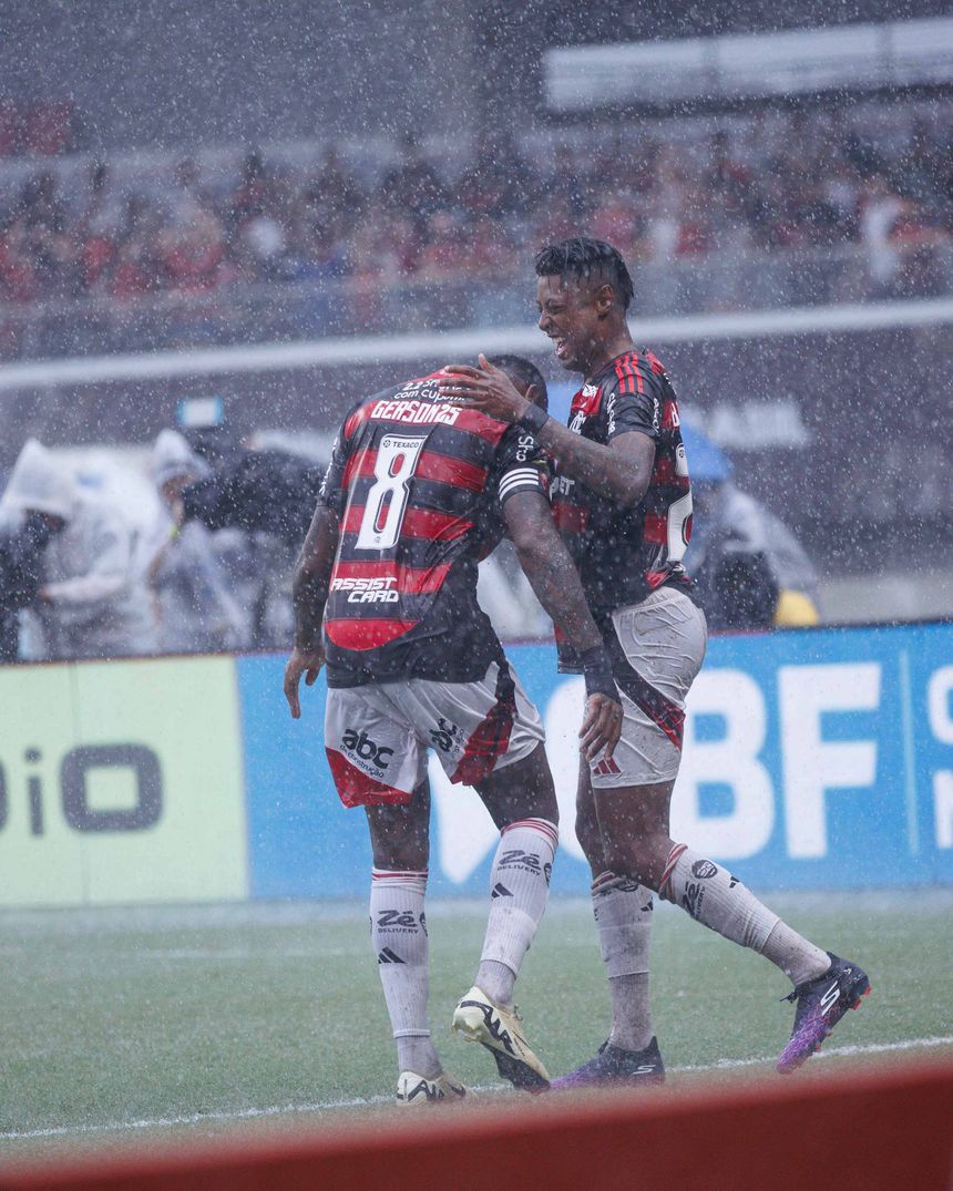 Bruno Henrique festeja golo ao Botafogo na Supertaça do Brasil