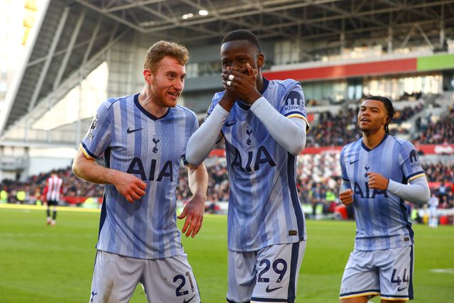 Kulusevski e Pape Sarr festejam o segundo golo do Tottenham ao Brentford na Premier League