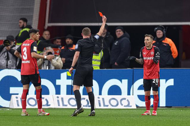 Grimaldo vê o vermelho frente ao Hoffenheim