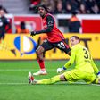 Jeremie Frimpong festeja o segundo golo do Leverkusen ao Hoffenheim