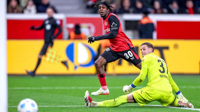 Jeremie Frimpong festeja o segundo golo do Leverkusen ao Hoffenheim