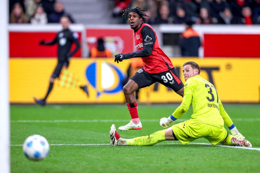 Jeremie Frimpong festeja o segundo golo do Leverkusen ao Hoffenheim