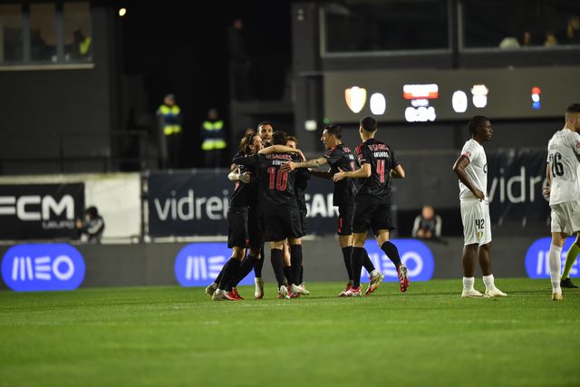 Pavlidis, decisivo no segundo golo do Benfica, abraçado pelos companheiros
