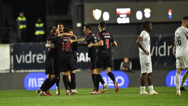 Pavlidis, decisivo no segundo golo do Benfica, abraçado pelos companheiros
