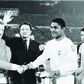 Sob o olhar de Denis Law, Eusébio recebe no Estádio da Luz, antes do Benfica-Manchester United, a Bola de Ouro da 'France Football', atribuída ao melhor jogador da Europa