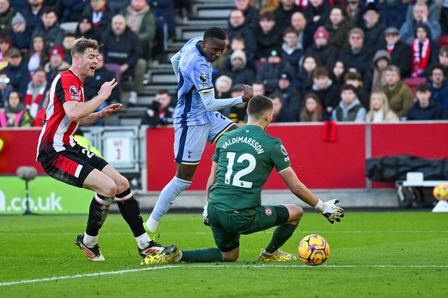 Sarr faz o 2-0 diante do Brentford
