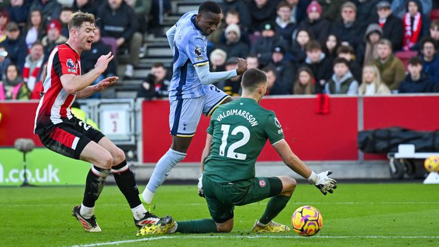 Sarr faz o 2-0 diante do Brentford