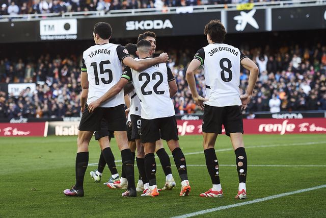 Jogadores do Valência festejam primeiro golo diante do Celta