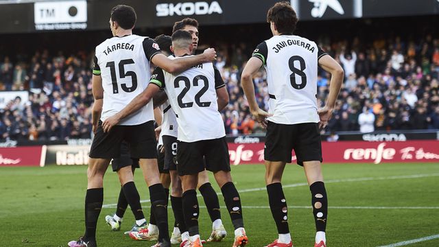 Jogadores do Valência festejam primeiro golo diante do Celta