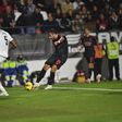 Pavlidis a rematar no terceiro golo do Benfica ao E. Amadora