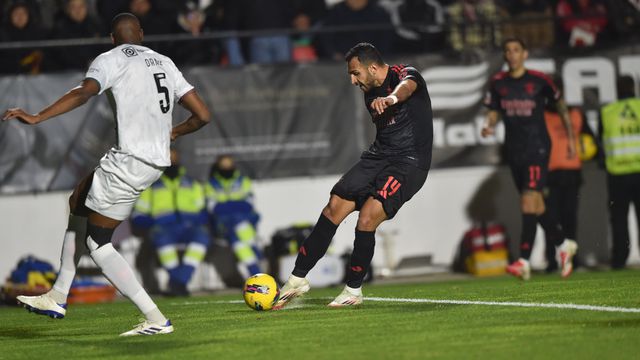 Pavlidis a rematar no terceiro golo do Benfica ao E. Amadora