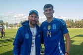 Tomás Perez com Messi numa concentração da seleção sub-20 da Argentina