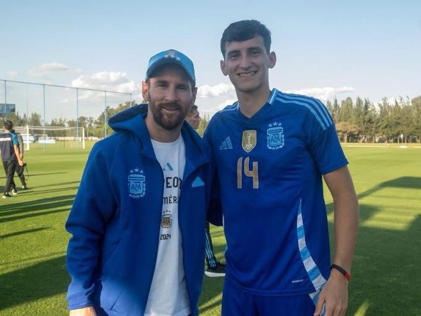 Tomás Perez com Messi numa concentração da seleção sub-20 da Argentina