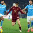 Juan Jesus, Eldor Shomurodov  e Amir Rrahmani lutam pela bola no Roma-Nápoles