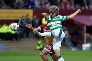 Jota marca na reestreia pelo Celtic e emociona-se