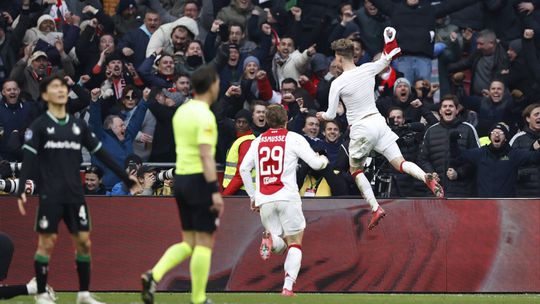 Ajax vence o 'De Klassieker' com o Feyenoord e já pressiona o líder