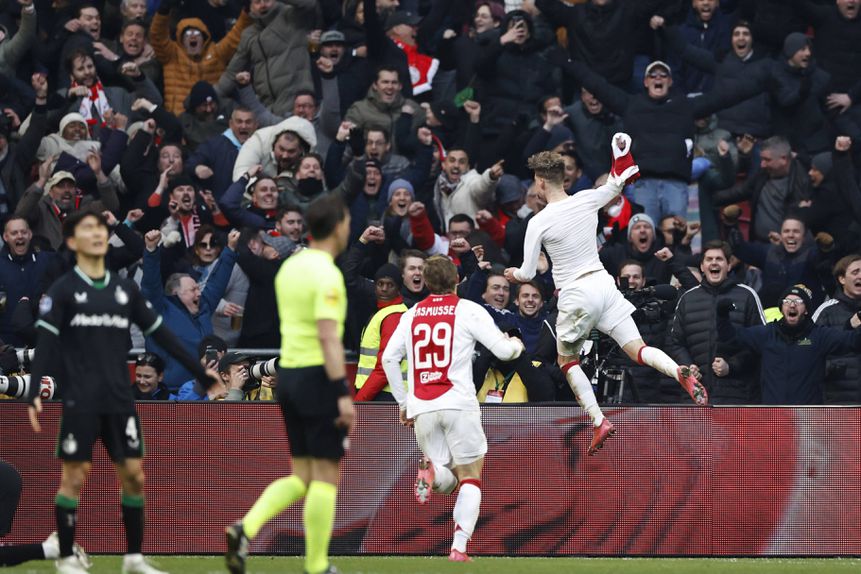 Kenneth Taylor marca o golo da vitória do Ajax no clássico com o Feyenoord