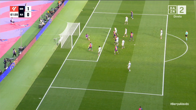 Vídeo: oportuno Lewandowski adianta Barcelona frente ao Alavés