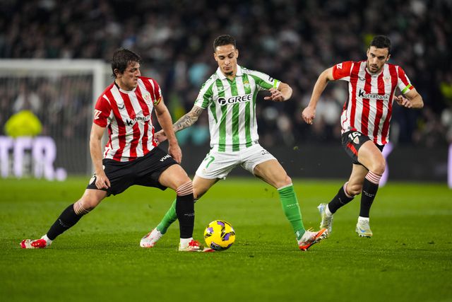 Antony a manter a posse de bola, apesar da pressão de dois adversários do Bilbao