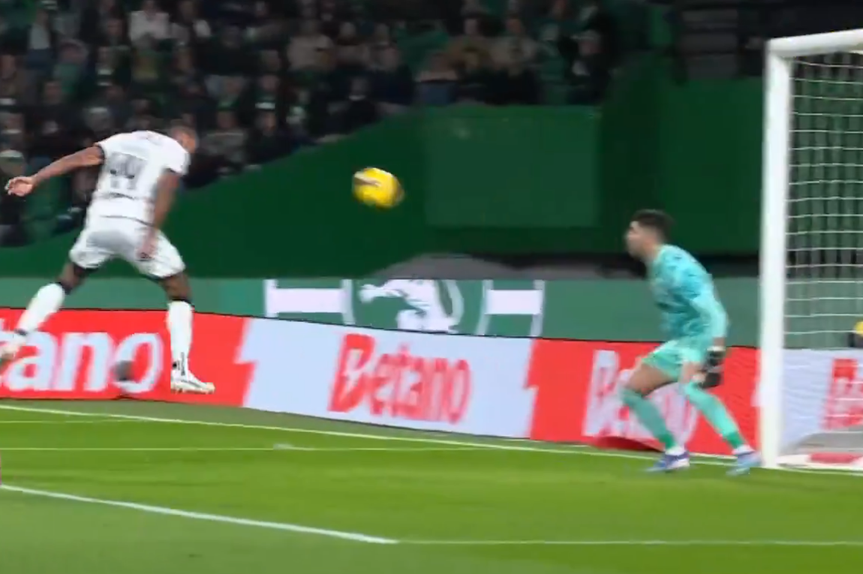 Lucas Áfrico cabeceou para o fundo das redes à guarda de Rui Silva