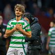 Jota a agradecer o apoio dos adeptos do Celtic nas bancadas