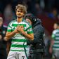 Jota a agradecer o apoio dos adeptos do Celtic nas bancadas