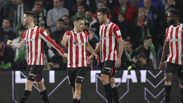 Sancet a festejar o seu golo com os seus colegas