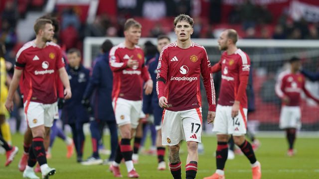 Jogadores do Manchester United cabisbaixos