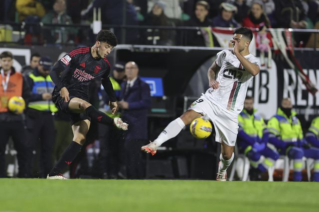 Manu, médio do Benfica, afasta a bola, perante a pressão de Rodrigo Pinho, no jogo contra o Estrela da Amadora