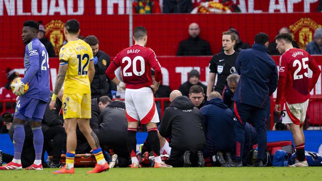 Lisandro Martínez lesionou-se num joelho e saiu de maca