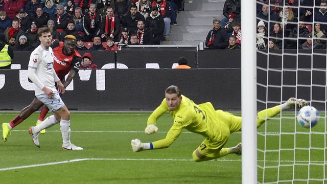 Victor Boniface atira para o 1-0 diante do Hoffenheim