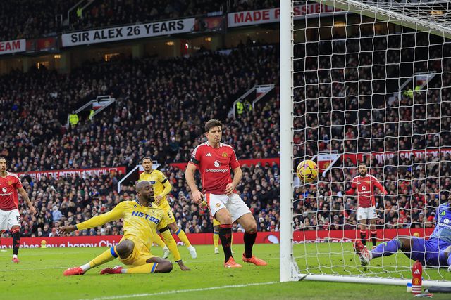 Mateta encosta para o golo