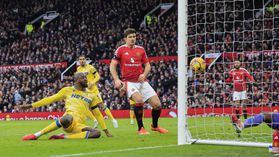VÍDEO: Mateta aparece no sítio certo e gela Old Trafford