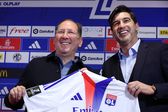 Paulo Fonseca, ao lado de John Textor, dono do Lyon