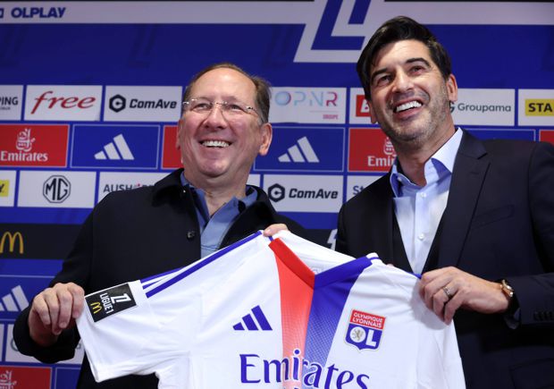 Paulo Fonseca, ao lado de John Textor, dono do Lyon