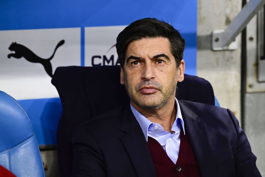 Paulo Fonseca sentado no banco de suplentes como treinador do Lyon