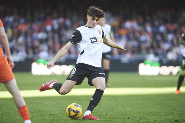 Javi Guerra atira para o golo da vitória frente ao Celta