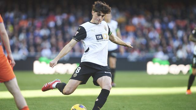 Javi Guerra atira para o golo da vitória frente ao Celta