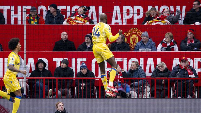 Mateta festeja o bis frente ao Manchester United
