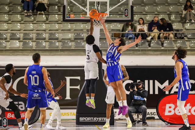 V. Guimarães trava FC Porto com duplo tempo extra