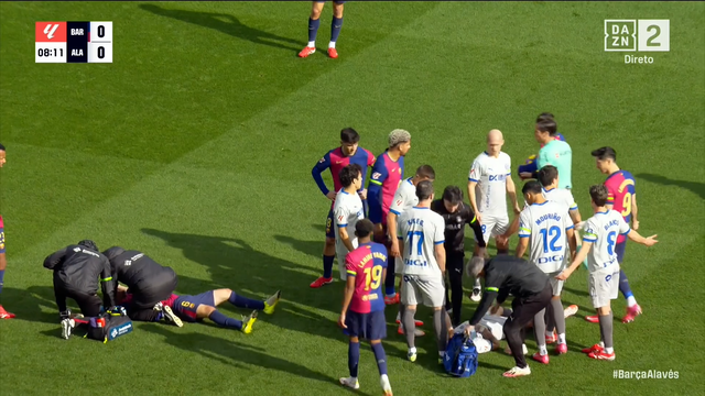 Vídeo: brutal choque de cabeças no Barcelona-Alavés