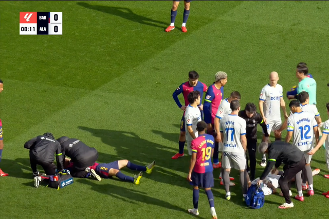 Vídeo: brutal choque de cabeças no Barcelona-Alavés