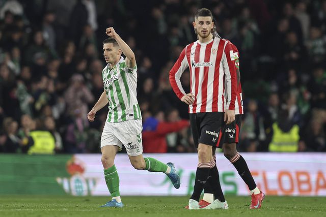 Perraud a celebrar o golo ao pé dos jogadores do At. Bilbao