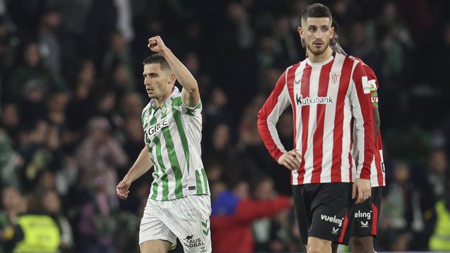 Perraud a celebrar o golo ao pé dos jogadores do At. Bilbao