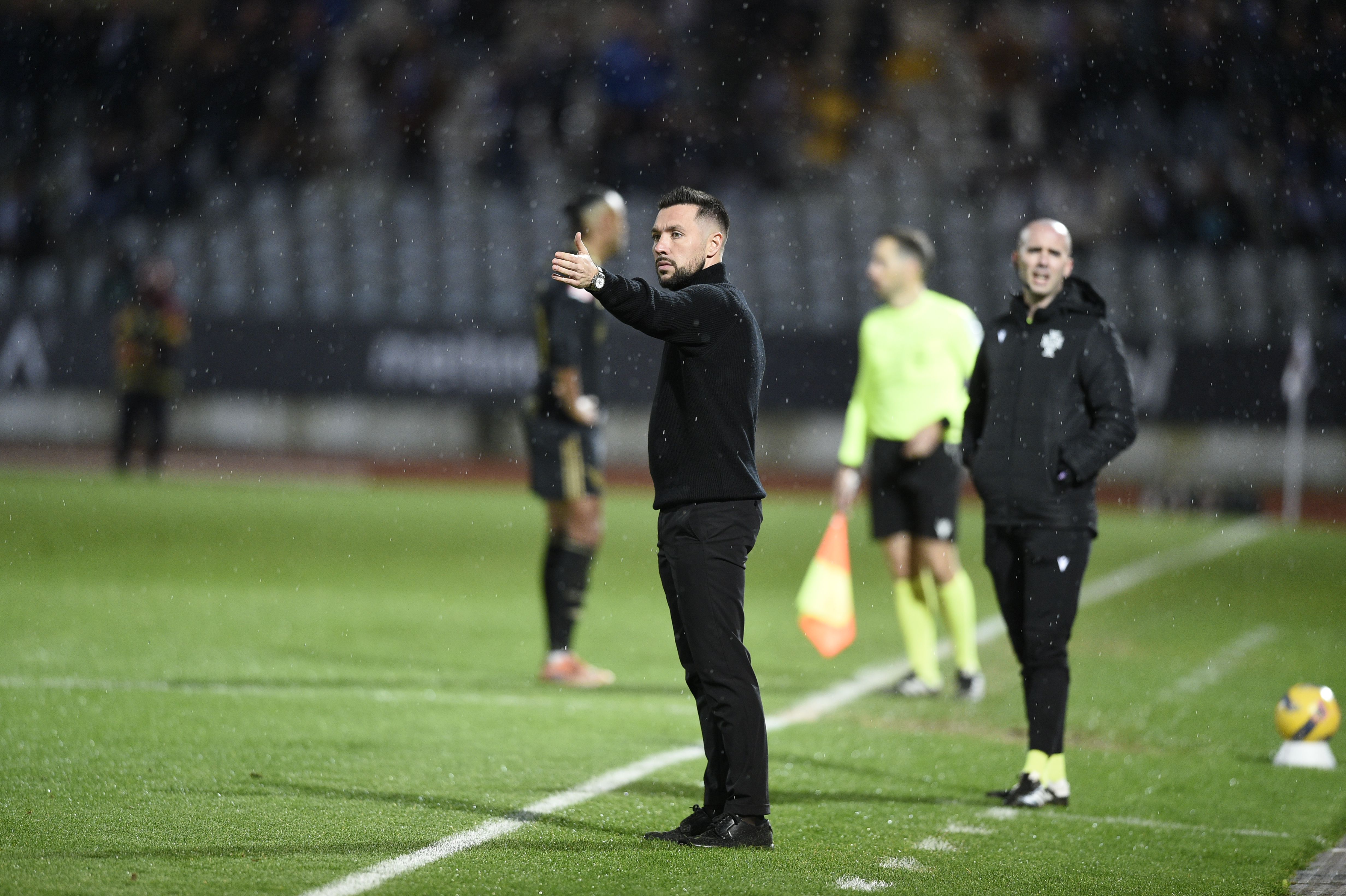 Francesco Farioli no banco do FC Porto no jogo com o Casa Pia - Foto: Sérgio Miguel Santos