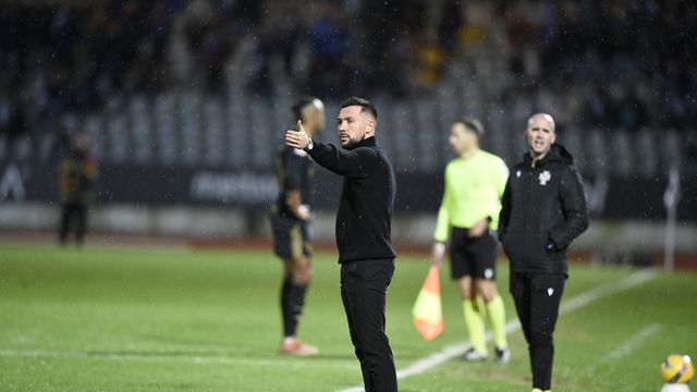 Francesco Farioli no banco do FC Porto no jogo com o Casa Pia - Foto: Sérgio Miguel Santos