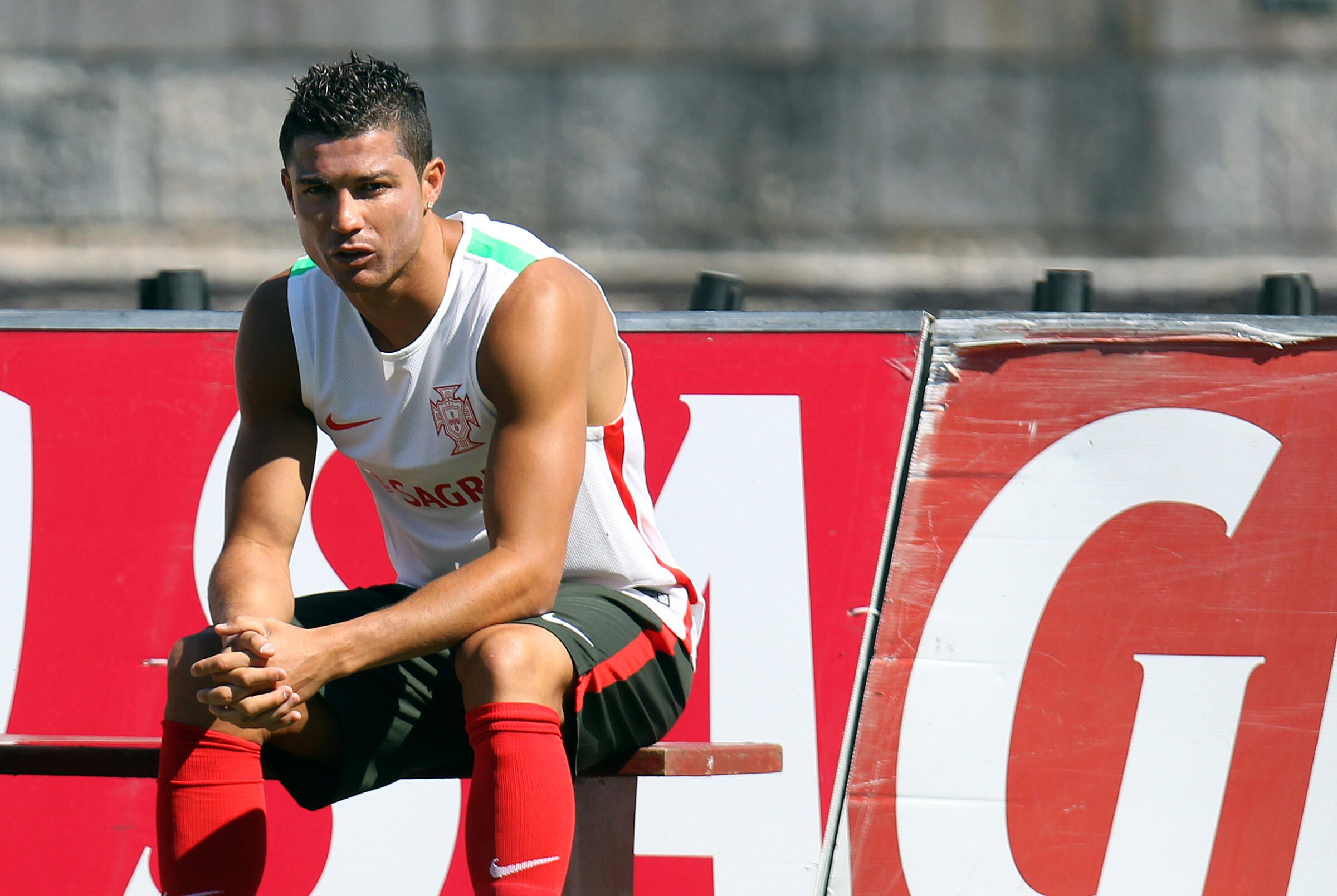 A primeira imagem desta galeria com Ronaldo na casa dos 30, num treino da Seleção (ASF)