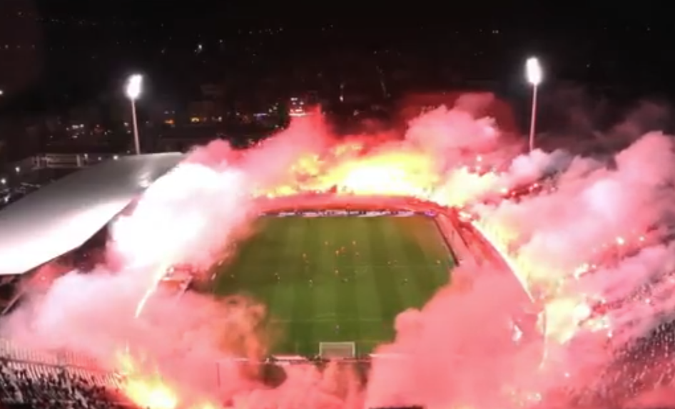 Estádio do PAOK brilhou à luz de tochas